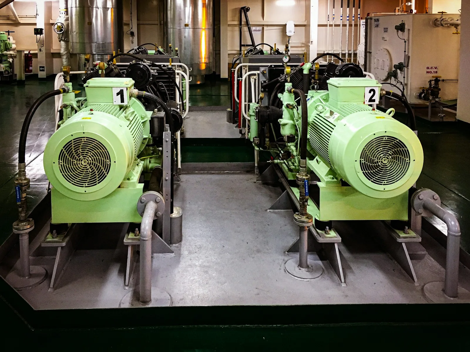 Dos bombas centrífugas numeradas en la sala de equipos de una planta de tratamiento de aguas