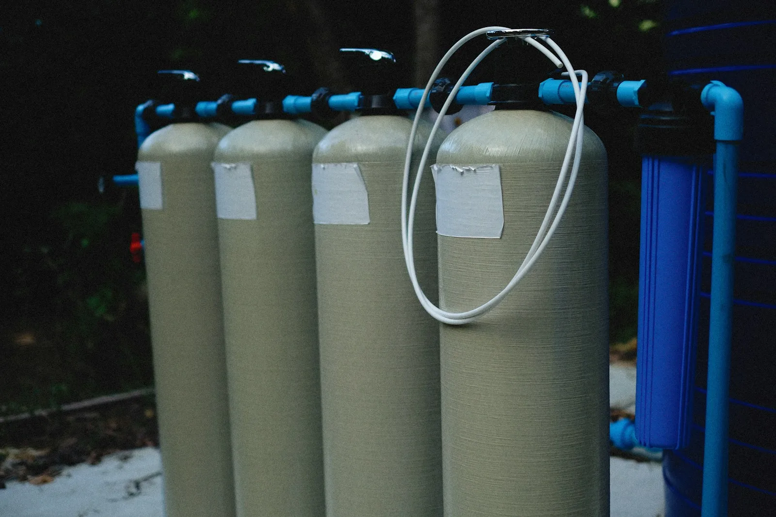 Batería de botellas de resinas de un descalcificador industrial con sus válvulas y su colector