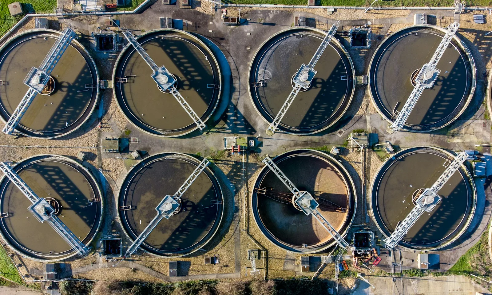 Vista aérea de los decantadores circulares de una planta de tratamiento de aguas residuales