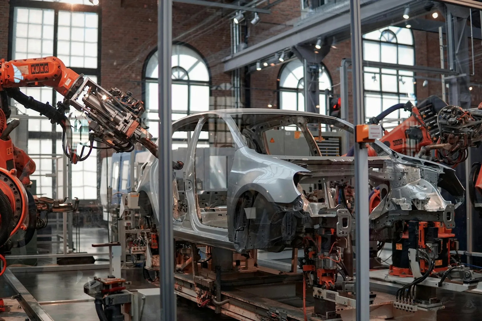 Robots de soldadura trabajando sobre una carrocería en una línea de montaje de automoción