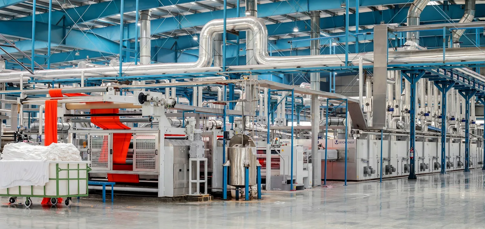 Nave de una fábrica textil con líneas de acabado y conducciones de proceso