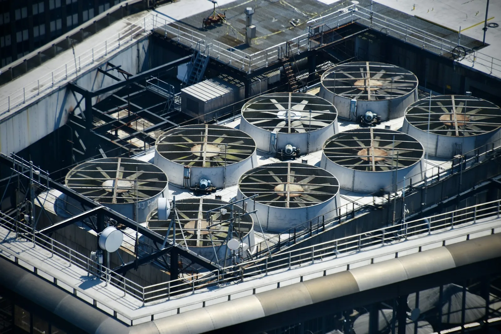 Batería de ventiladores de torres de refrigeración en la cubierta de un edificio industrial