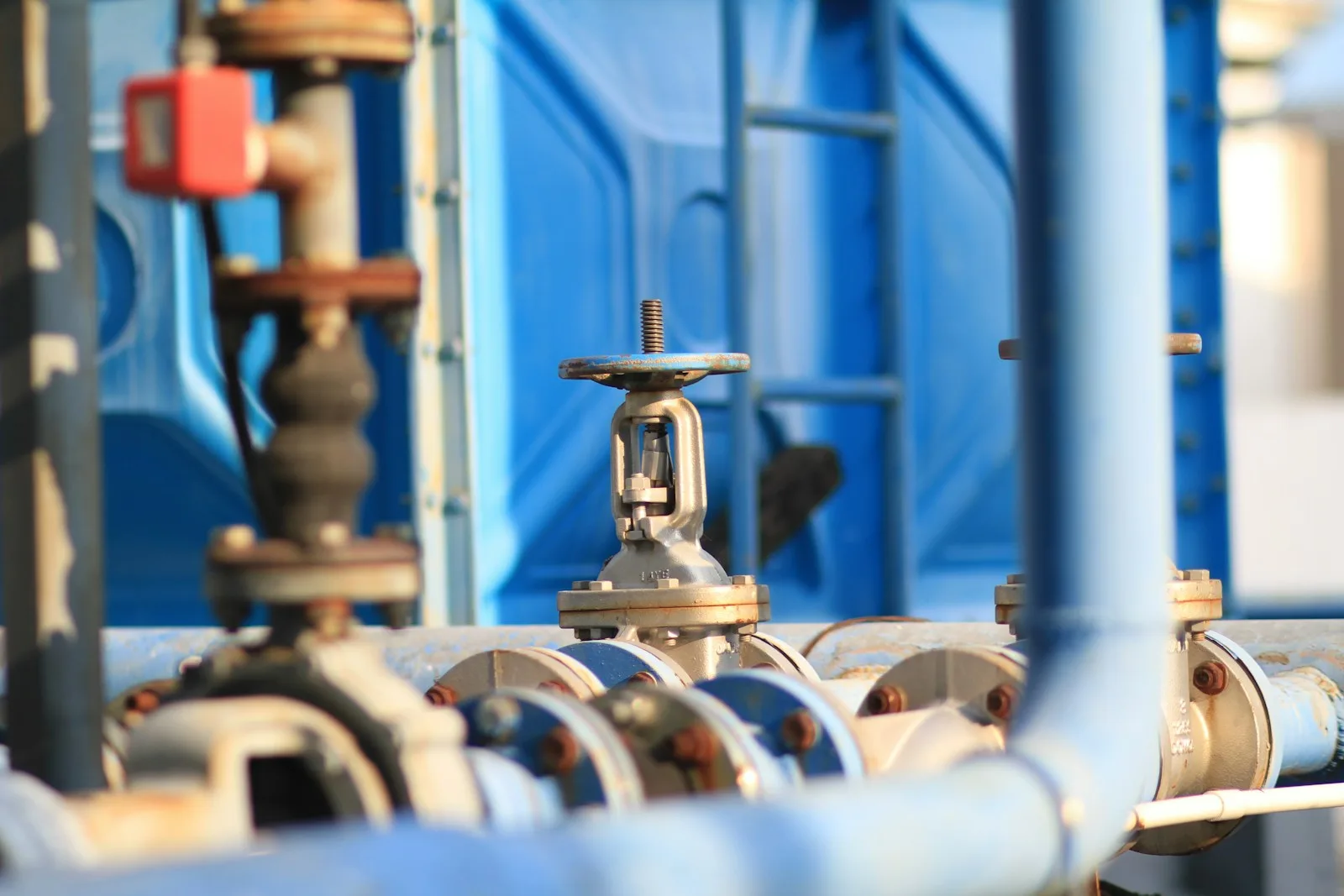 Válvulas manuales y conducciones azules de una línea de filtración en una planta de tratamiento de agua industrial